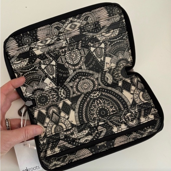 Black and white sakroots wallet - Picture 2 of 6
